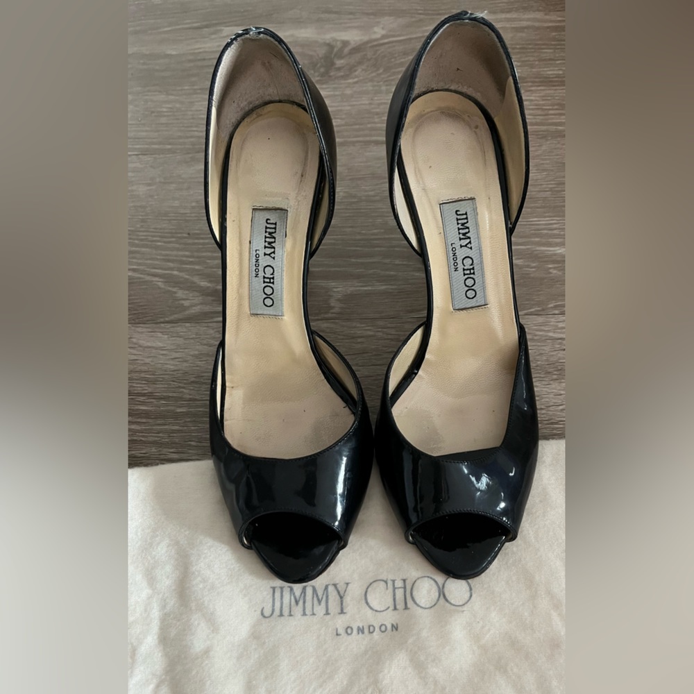 Jimmy Choo blk patent pumps. Good condition. Size 39. Comes with dust bag.